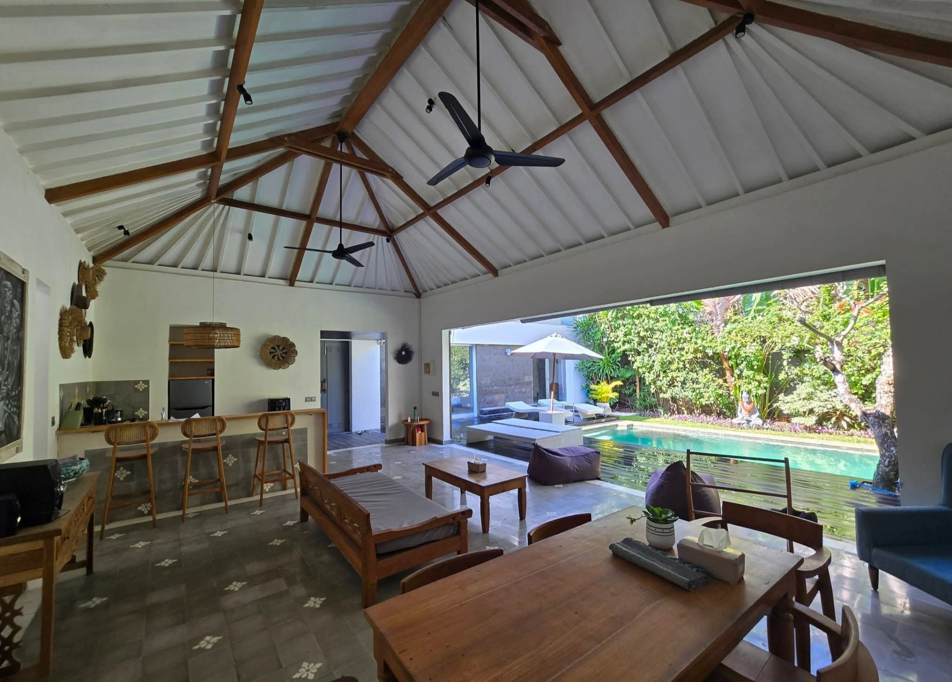 Modern Tropical Villa | 3 Ensuite Bedrooms Arround Restaurant + Coffe Shop, 3-bed villa for rent in Seminyak – photo 2 of 15