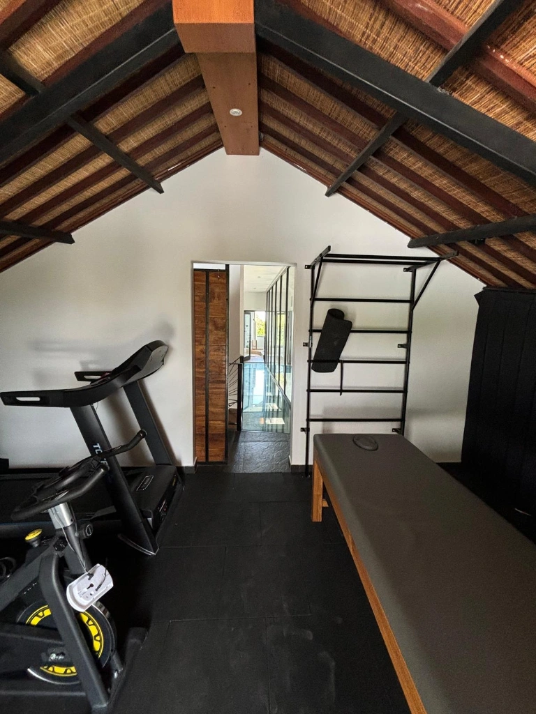 Spacious 6BR Villa w/ Rooftop Patio and Ocean Views, 6-bed villa for rent in Uluwatu – photo 12 of 15