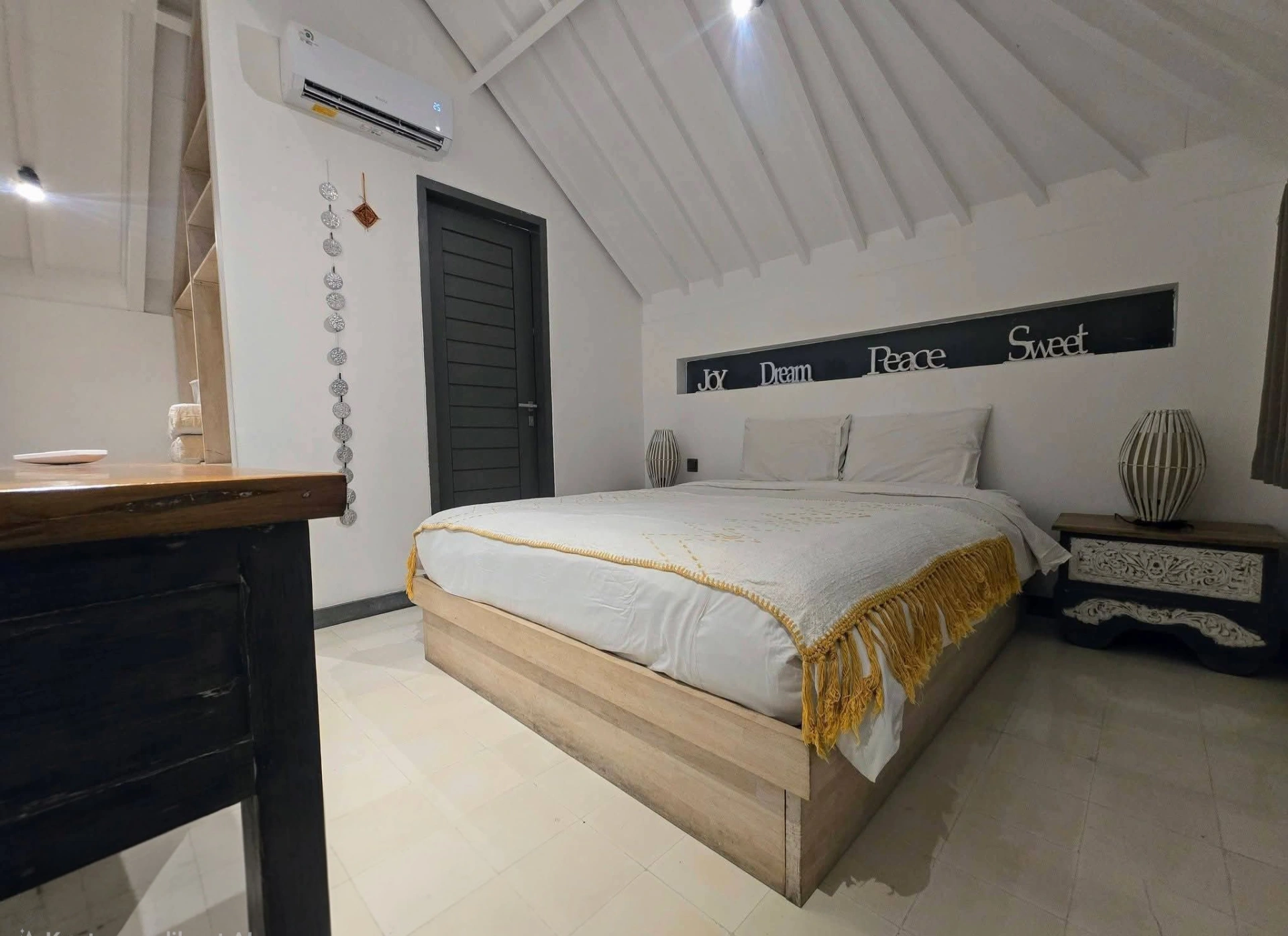 Modern Tropical Villa | 3 Ensuite Bedrooms Arround Restaurant + Coffe Shop, 3-bed villa for rent in Seminyak – photo 13 of 15