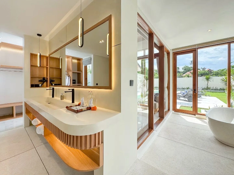 3 Bedrooms Luxurious Tropical Villa in Berawa for Sale and Rent, 3-bed villa for rent in Canggu – photo 6 of 15