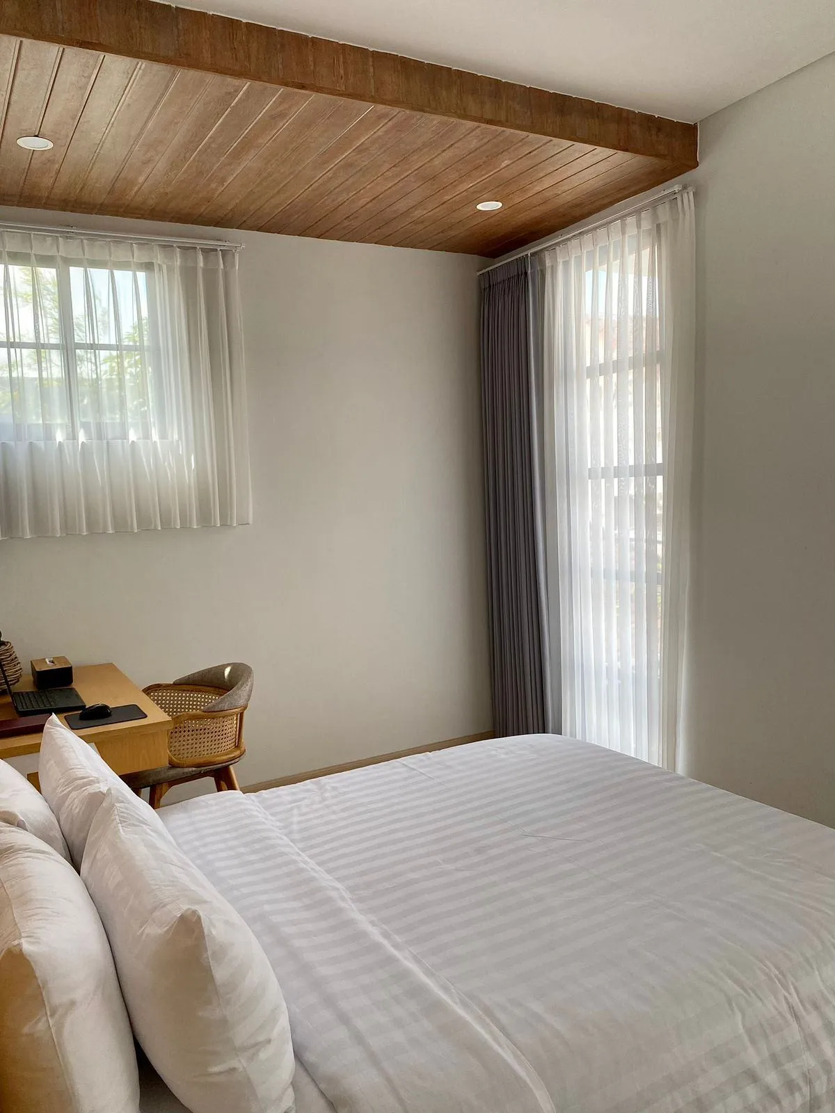 4BR Modern Villa at Berawa with Rooftop, 4-bed villa for rent in Canggu – photo 6 of 15