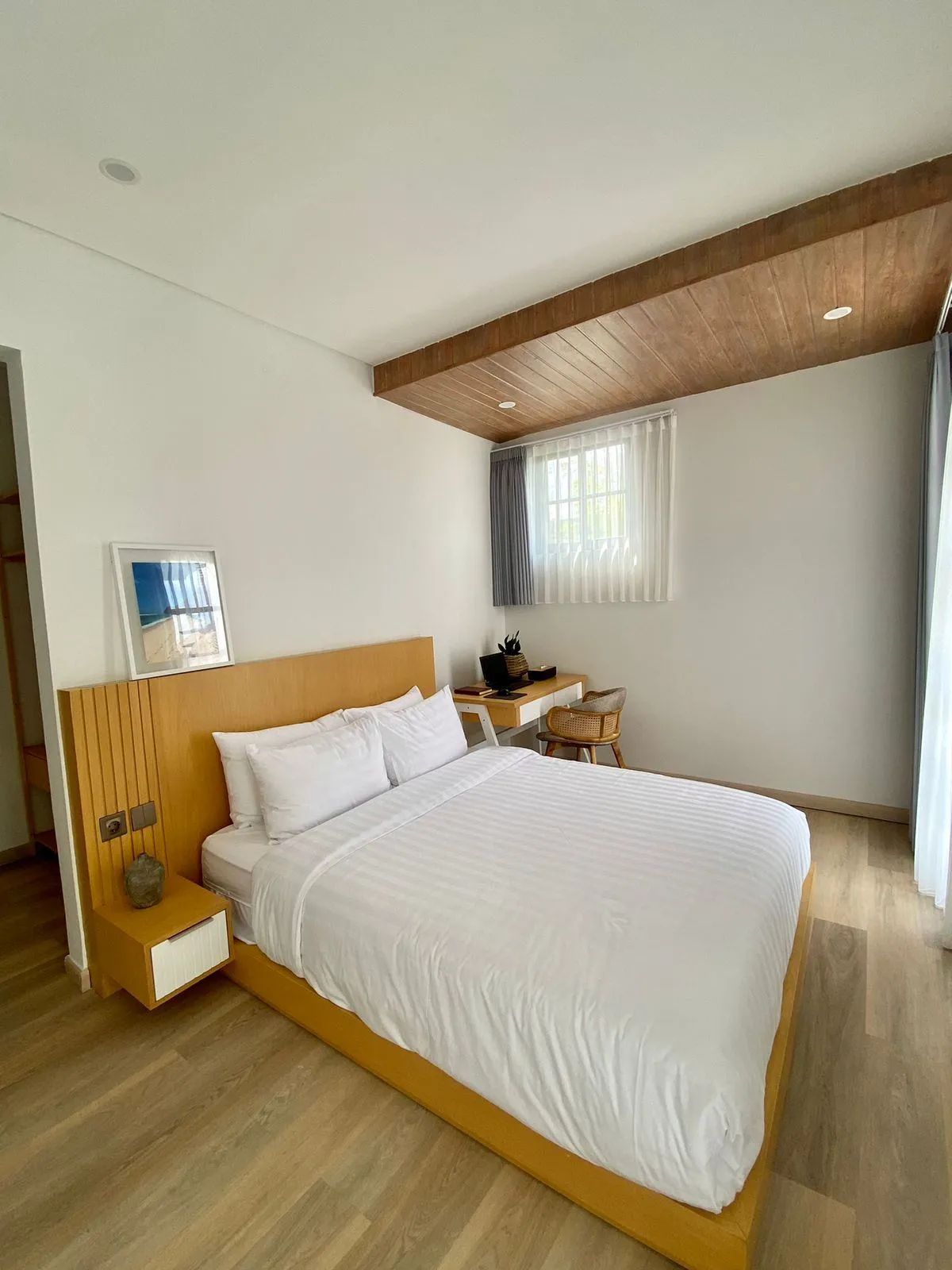 4BR Modern Villa at Berawa with Rooftop, 4-bed villa for rent in Canggu – photo 5 of 15